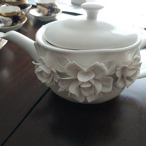 I. Godinger teapot white with with flowers